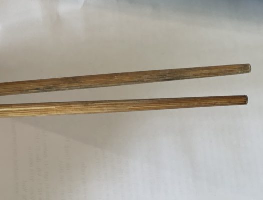 Chiếc đũa gỗ, tre rẻ tiền thường hay bị mốc